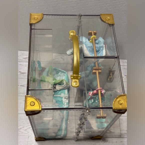 Rainbow High Fashion Dolls Closet with Clothes and Accessories - Picture 8 of 16